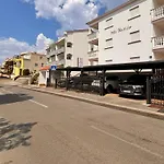 Mit Schoener Terrasse By Interhome דירה דראמליי