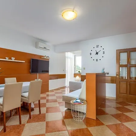 Mit Schoener Terrasse By Interhome Apartman Dramalj