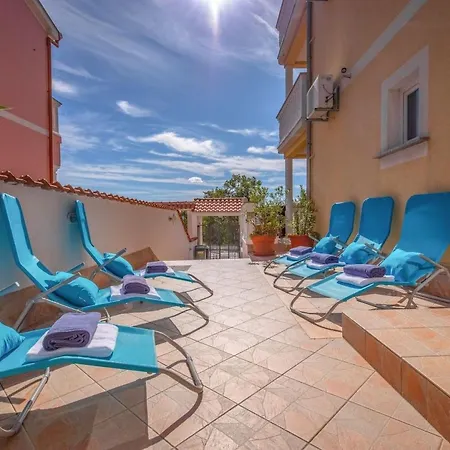 Apartamento Mit Schoener Terrasse By Interhome *