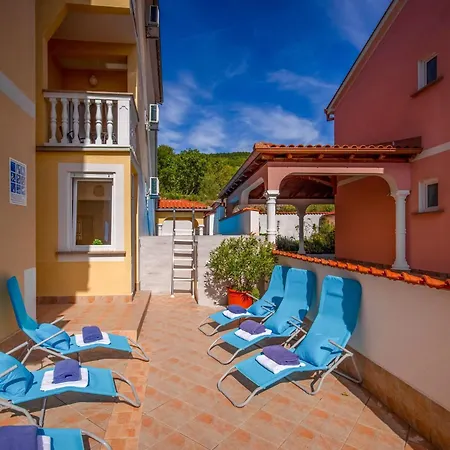 Apartamento Mit Schoener Terrasse By Interhome *